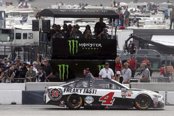 Kevin Harvick, Stewart-Haas Racing Ford drives by the Monster Energy pit box