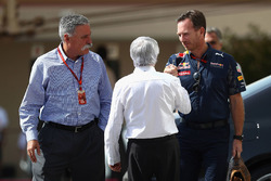 Chase Carey, Formula One Group Presidente con Bernie Ecclestone y Christian Horner, jefe de equipo R