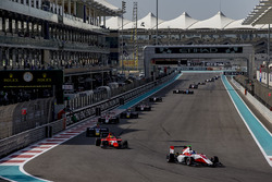 Нік де Вріс, ART Grand Prix, і Джейк Денніс, Arden International