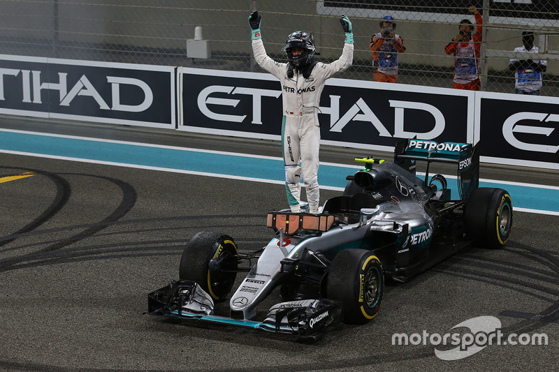 Segundo lugar a Nico Rosberg de Mercedes AMG F1 W07 celebra su campeonato del mundo al final de la carrera