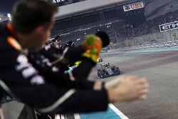 Sergio Pérez, Sahara Force India F1 VJM09 celebra el cuarto lugar en el Campeonato de constructores