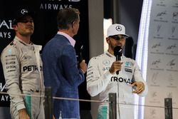 Lewis Hamilton, Red Bull Racing y Scuderia Toro asesor / canal 4 comentarista de F1 en el podio