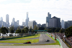 Макс Ферстаппен, Red Bull Racing RB13, и Льюис Хэмилтон, Mercedes AMG F1 W08