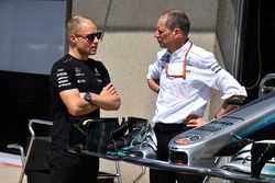 Valtteri Bottas, Mercedes AMG F1 y Tony Ross, Mercedes AMG F1 ingeniero de carrera