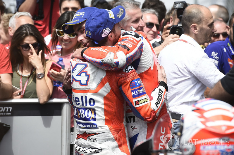 Переможець гонки Андреа Довіціозо, Ducati Team, третє місце Даніло Петруччі, Pramac Racing