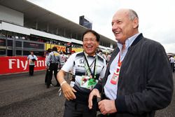 Ron Dennis, McLaren con Tetsuya Shoji, Presidente de NTT Communications Corporation