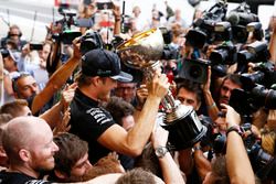 Il vincitore Nico Rosberg, Mercedes AMG F1 festeggia il titolo costruttori