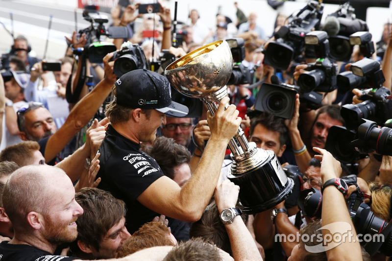 Race winner Nico Rosberg, Mercedes AMG F1 celebrates the Constructors title