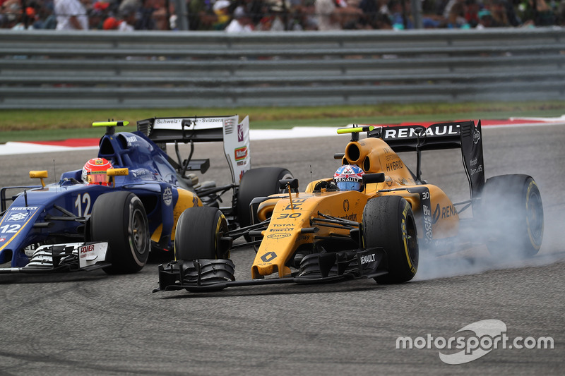 Felipe Nasr, Sauber F1 Team C35 and Jolyon Palmer, Renault Sport F1 Team RE16