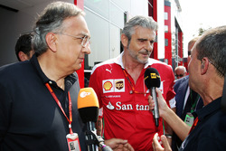 (Зліва направо): Серджіо Маркіонне, президент Ferrari і генеральний директор Fiat Chrysler з Мауріці