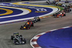 Nico Rosberg, Mercedes AMG F1 W07 Hybrid leads at the start of the race