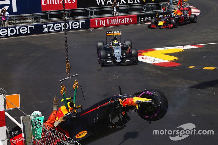 ...Max Verstappen, vencedor na estreia pela equipe, bateu ainda no Q1 e larga em penúltimo.