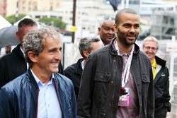 Alain Prost, con Tony Parker, jugador de baloncesto de la NBA