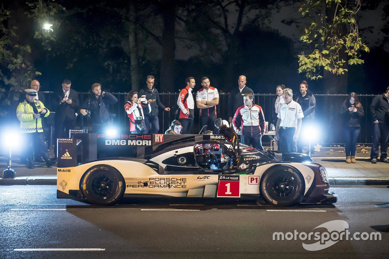 Merk Webber met de Porsche 919 Hybrid LMP1 in Londen