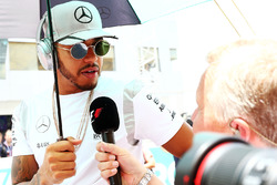 Льюіс Хемілтон, Mercedes AMG F1 і ведучий Sky Sports F1 Джонні Херберт на параді пілотів