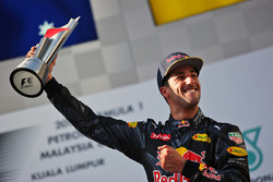 Переможець гонки Даніель Ріккардо, Red Bull Racing святкує на подіумі