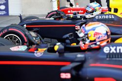 Cuarto lugar clasificatorio Daniel Ricciardo, Red Bull Racing RB12 sube en su coche junto a su compa