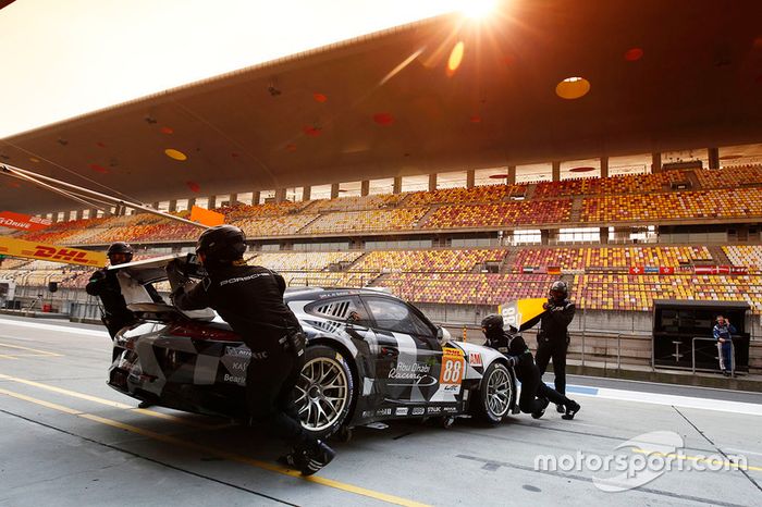 #88 Proton Racing Porsche 911 RSR: Khaled Al Qubaisi, David Heinemeier Hansson, Patrick Long