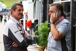 Гюнтер Штайнер, руководитель Haas F1 Team и Марио Изола, гоночный менеджер Pirelli