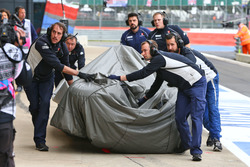 La Sauber C35 di Marcus Ericsson, Sauber F1 Team viene riportata ai box