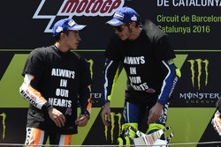 Valentino Rossi, Yamaha Factory Racing; Marc Marquez, Repsol Honda Team, talking