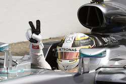 Winner Lewis Hamilton, Mercedes AMG F1 W07 Hybrid in parc ferme