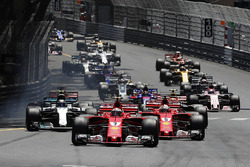 Départ : Kimi Raikkonen, Ferrari SF70-H devant Sebastian Vettel, Ferrari SF70-H