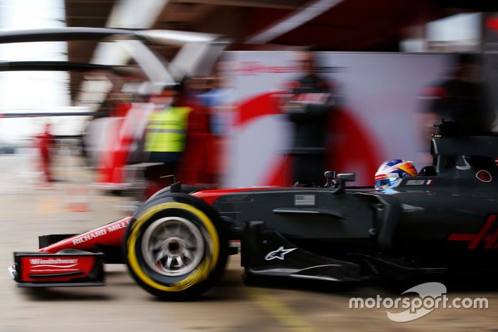 Romain Grosjean, Haas F1 Team VF-17, sale de boxes