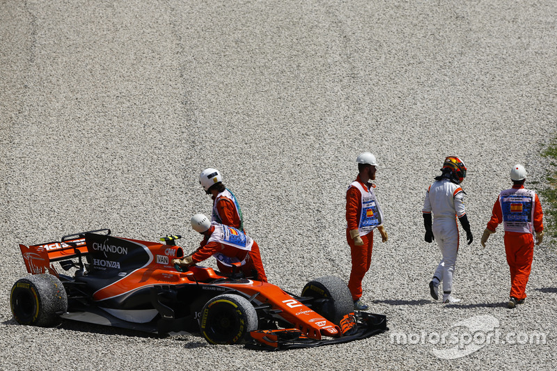 Marshals remove the car of Stoffel Vandoorne, McLaren MCL32