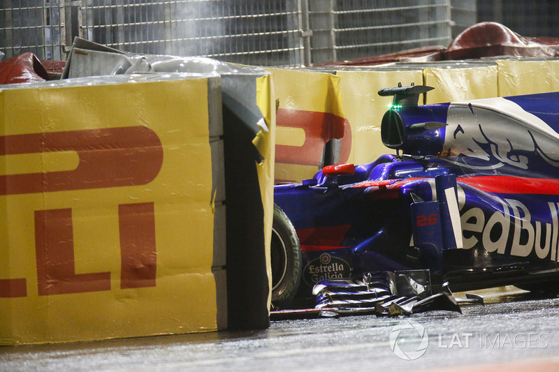 Daniil Kvyat também provocou a entrada do Safety Car, ao bater nas barreiras.