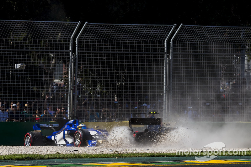 Unfall: Kevin Magnussen, Haas F1 Team VF-17; Marcus Ericsson, Sauber C36