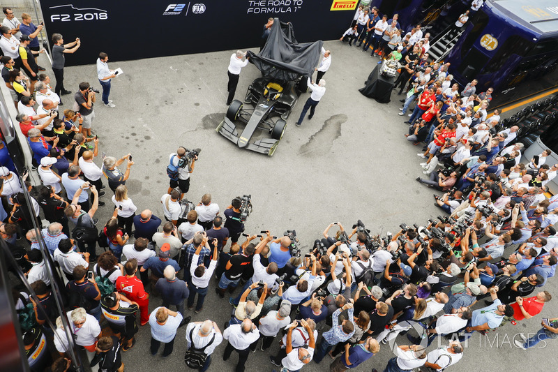 El nuevo coche de F2 2018 presentado en el paddock