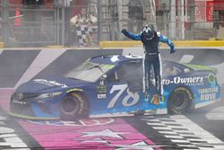 Ganador, Martin Truex Jr., Furniture Row Racing Toyota
