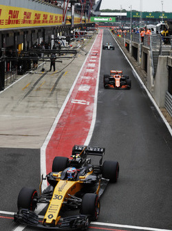 Jolyon Palmer, Renault Sport F1 Team RS17, Stoffel Vandoorne, McLaren MCL32, Lewis Hamilton, Mercede