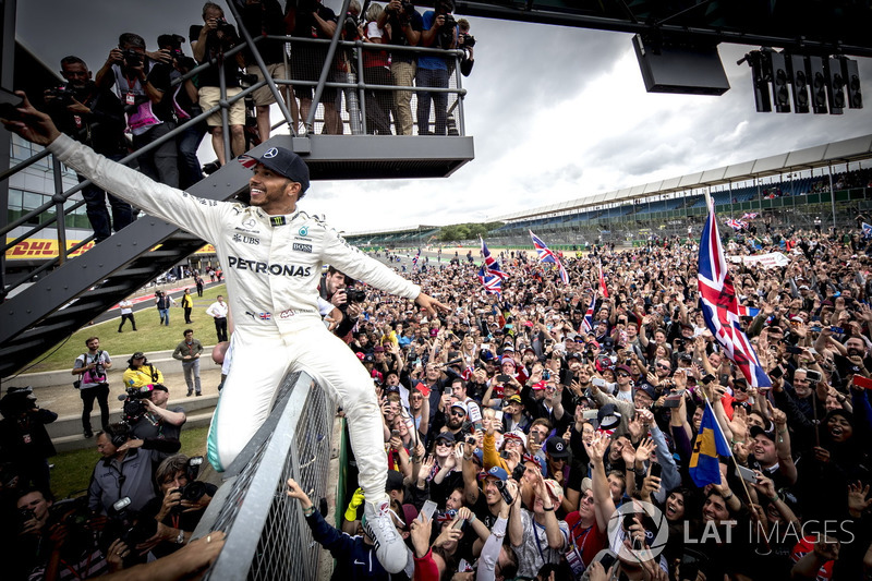 1. Lewis Hamilton, Mercedes AMG F1, mit Fans