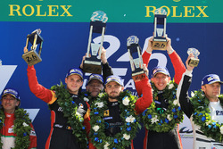 GTE AM Podyum: Yarış galibi Robert Smith, Will Stevens, Dries Vanthoor, JMW Motorsport