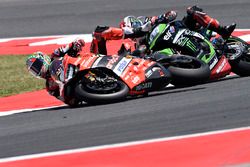 Chute de Chaz Davies, Ducati Team, et Jonathan Rea, Kawasaki Racing