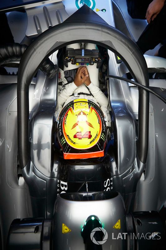 Lewis Hamilton, Mercedes AMG F1, con el Halo
