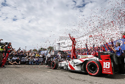 Sébastien Bourdais, Dale Coyne Racing Honda fête sa victoire sur la Victory Lane