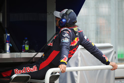 Carlos Sainz Jr., Scuderia Toro Rosso, regarde les essais libres depuis le muret des stands