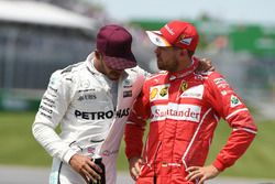 Lewis Hamilton, Mercedes AMG F1 y Sebastian Vettel, Ferrari en parc ferme