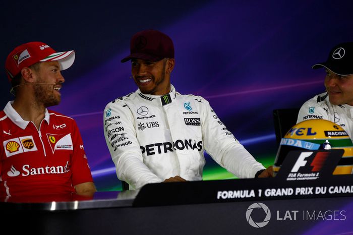 Ganador de la pole Lewis Hamilton, Mercedes AMG F1, Sebastian Vettel, Ferrari, Valtteri Bottas, Mercedes AMG F1