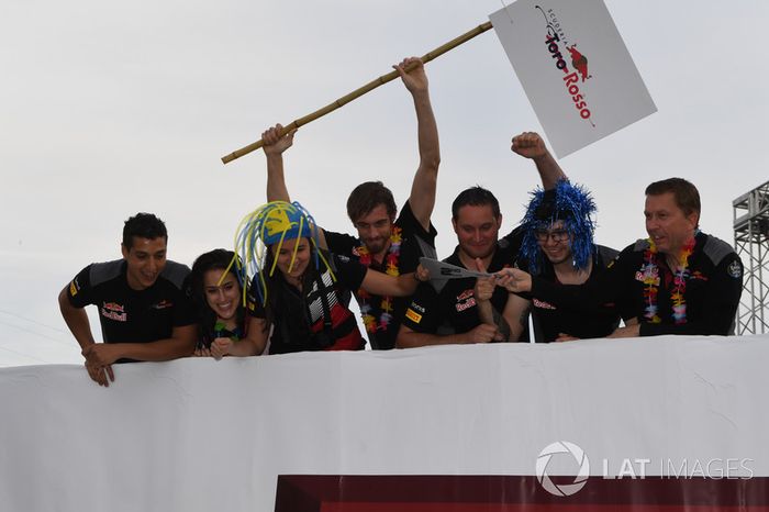 Scuderia Toro Rosso en la carrera de balsas