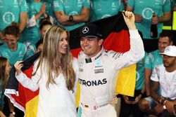 Nico Rosberg, Mercedes AMG F1 celebra su campeonato con el equipo y su esposa Vivian Rosberg