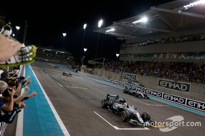 Mesmo com estratégia controversa e vitória, Lewis Hamilton teve que se conformar com o vice, cinco pontos atrás do alemão.