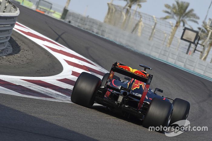 Daniel Ricciardo, Red Bull Racing probando las Pirelli 2017