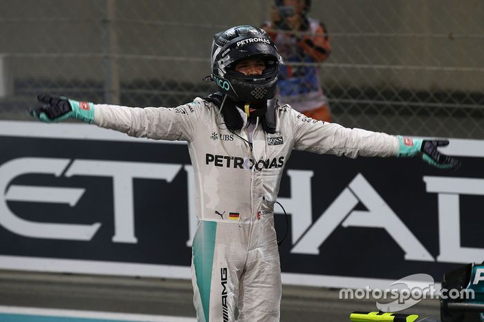 Segundo lugar a Nico Rosberg de Mercedes AMG F1 W07 celebra su campeonato del mundo al final de la carrera