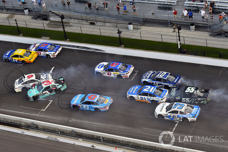 Austin Dillon, Richard Childress Racing Chevrolet, Trevor Bayne, Roush Fenway Racing Ford choque