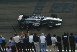 Mika Hakkinen,McLaren MP4/14 Mercedes-Benz zaferi kutluyor