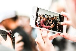 En un teléfono Lewis Hamilton, Mercedes AMG F1 firma de autógrafos para los fans